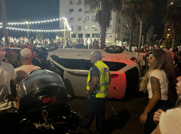 مستوطنون يعتدون على شبان عرب في بات يام